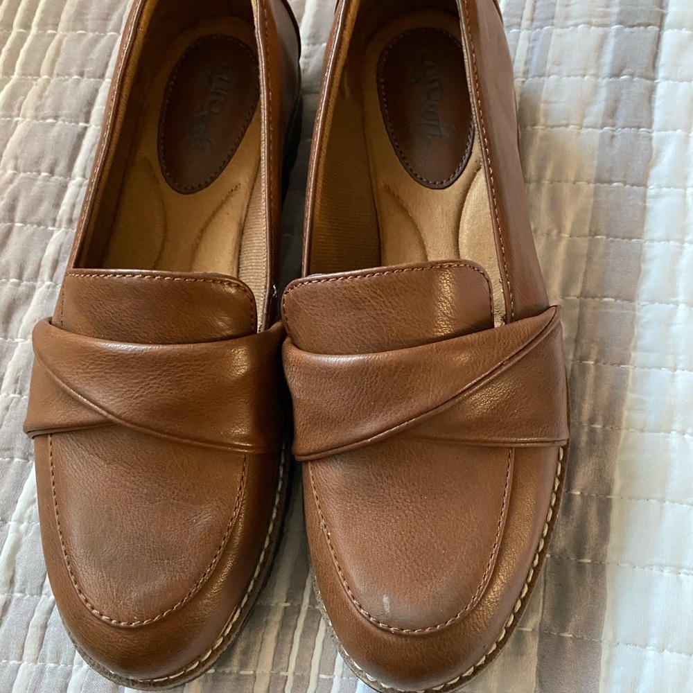 Clarks Tan look like Leather Slip-On Loafers